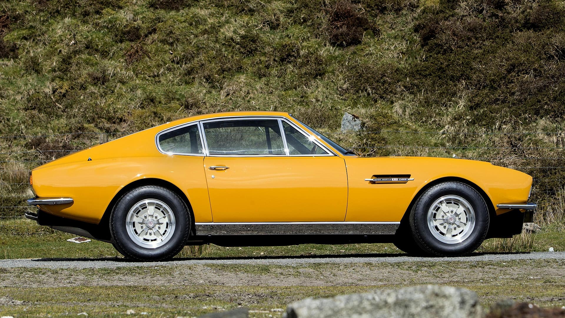 L' Aston Martin DBS de Lord Brett Sinclair dans Amicalement Vôtre | Spotern